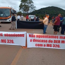 Usuários da MG-326 fecham rodovia em protesto por asfalto: ‘descaso’ - Ivan Silvio das Graças
