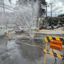 Obra em famosa avenida de BH vaza água e volta a preocupar - Jair Amaral/EM/DA Press