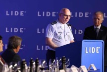 O mestre de cerim&#244;nias M&#250;cio em evento de Doria com militares