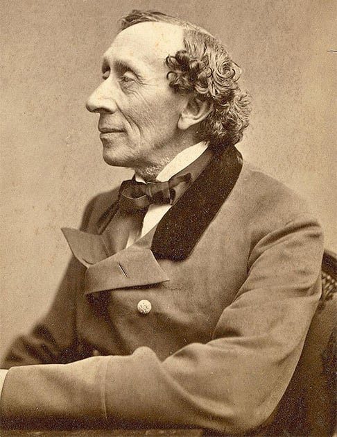 Nascido em 1805, Hans Christian Andersen morreu aos 70 anos, deixando contos que se eternizaram na cultura com alcance internacional, como "O Patinho Feio", "O Soldadinho de Chumbo" e "A Polegarzinha".