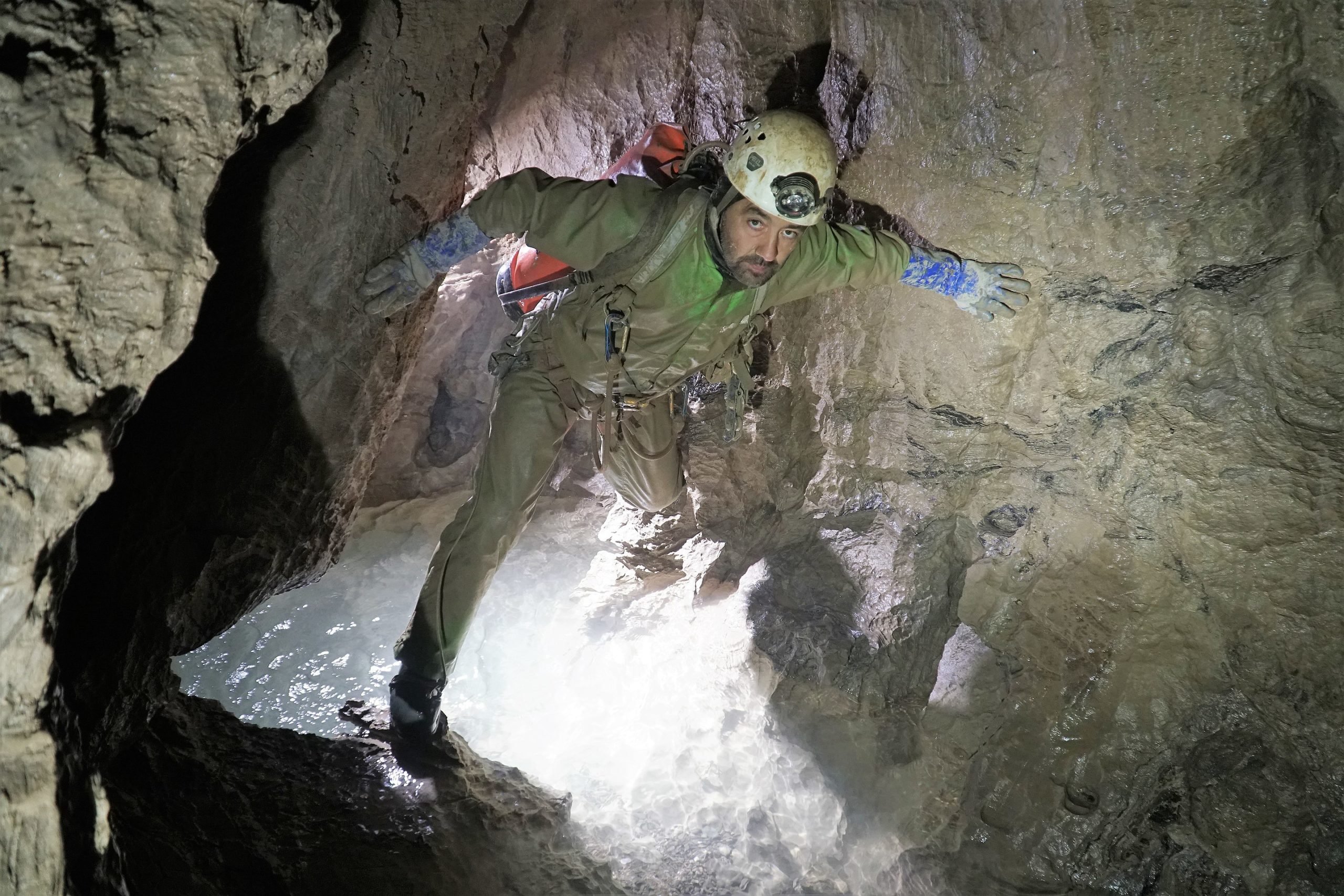 A Veryovkina, localizada no Maciço Arabika, na República russa da Abkhazia, é a caverna mais profunda medida na Terra até hoje. A profundidade é de 2.223 metros, ultrapassa por pouco a caverna vizinha Krubera-Voronia, que detinha o recorde anterior de 2.197 metros.  
