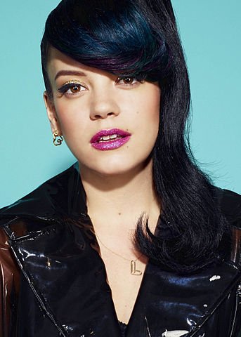 A cantora inglesa Lily Allen Ã© um desses casos. Ela fez hipnoterapia para deixar de ter problemas de peso. As dietas nÃ£o davam certo e Lily decidiu fazer hipnose para ter a sensaÃ§Ã£o de saciedade com menor quantidade de alimentos. Mas aÃ­ tambÃ©m deixou de beber e de fumar com o tratamento. 