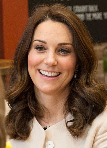Kate Middleton, casada com o Príncipe William, da Grã-Bretanha, fez hipnoterapia por recomendação médica, em 2013, ao sofrer Hiperêmese Gravídica, transtorno que provoca náuseas e vômitos em excesso durante a gravidez. 
