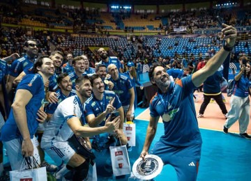 Jogadores e comissão técnica do Cruzeiro comemoram mais um título do time na Superliga Masculina, desta vez diante do Campinas, neste fim de semana -  (crédito: Agência i7/Sada Cruzeiro)