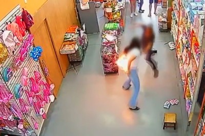 Dois episódios de explosão de celular no Brasil viralizaram recentemente nas redes sociais e geraram alertas sobre riscos que podem ser evitados. Em Anápolis, Goiás, o aparelho pegou fogo quando uma mulher fazia compras em um mercado. Com queimaduras, ela precisou receber atendimento hospitalar. 
 -  (crédito: Reprodução)