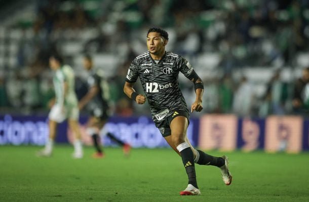 RONY - Apesar de aparecer bem no campo de ataque, inclusive com um gol anulado. Entretanto, o atacante fez uma partida muito discreta e pouco conseguiu ajudar no time alvinegro. Nota: 5 - 