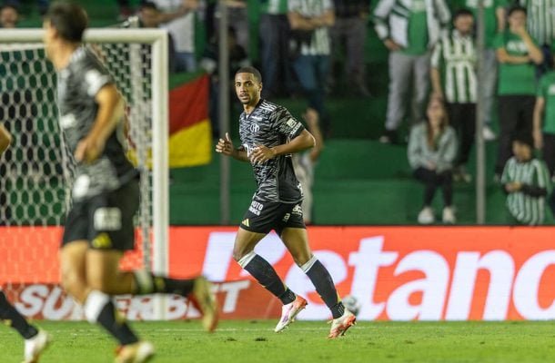 RÔMULO - O jovem defensor fez uma partida segura, com uma boa presença atrás e dando um bom auxílio na marcação. Nota: 6 - Foto: Pedro Souza/Atlético-MG