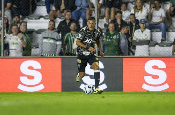 CAIO PAULISTA - Ao contrário dos jogos anteriores, conseguiu fazer uma boa partida. Não deu bobeira na defesa e conseguiu aparecer bem no campo de ataque. Nota: 6,5 - Foto: Pedro Souza/Atlético-MG