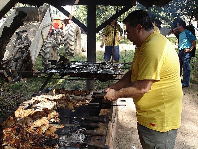 O churrasco também pode ser um momento de confraternização entre parentes e amigos. Um encontro para bate-papo e para degustar o churrasco com arroz, legumes e molho a campanha. -Eduardo Gerhardt Martins wikimedia commons