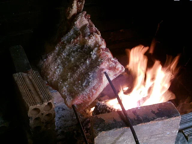 Agora que mostramos um jeito diferente de fazer churrasco, veja cidades no Brasil e no exterior onde o churrasco feito de maneira tradicional - um dos pratos preferidos dos brasileiros - é uma referência. -Julio Cesar Martins - wikimedia commons 