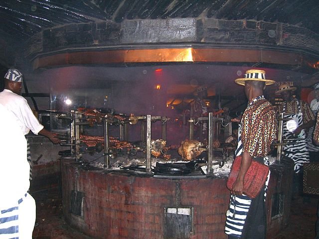 Um dos restaurantes mais populares do país é referência em churrasco. E o nome é bem significativo. Ele se chama Carnivore (foto). -khym54 wikimedia commons