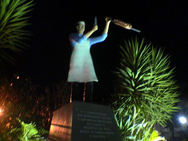 Nova Bréscia - A 161 km da capital gaúcha Porto Alegre,  Nova Bréscia é uma referência tão forte no churrasco que tem um monumento em homenagem aos churrasqueiros, no Centro do município. A cidade foi colonizada por italianos,mas a carne superou as massas.   -Jonas Tomazini wikimedia commons 