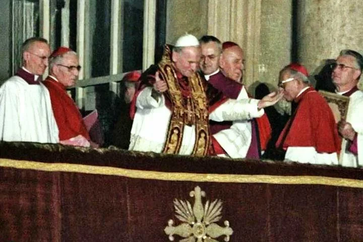 Com o terceiro maior pontificado da história, João Paulo II foi uma das personalidades mais influentes do século 20, com intensa atuação política. Ele visitou 129 países, posicionou-se contra a Guerra Fria e pediu desculpas pela Inquisição. 
-Reprodução do Youtube