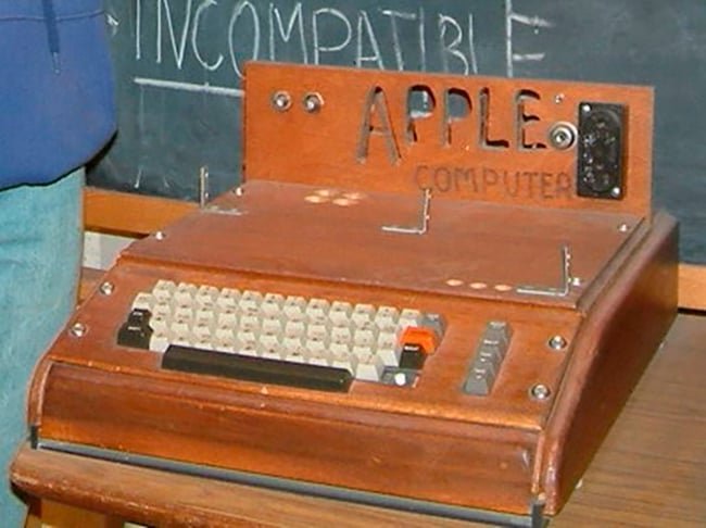 O primitivo computador Apple I foi lanÃ§ado no mesmo ano.