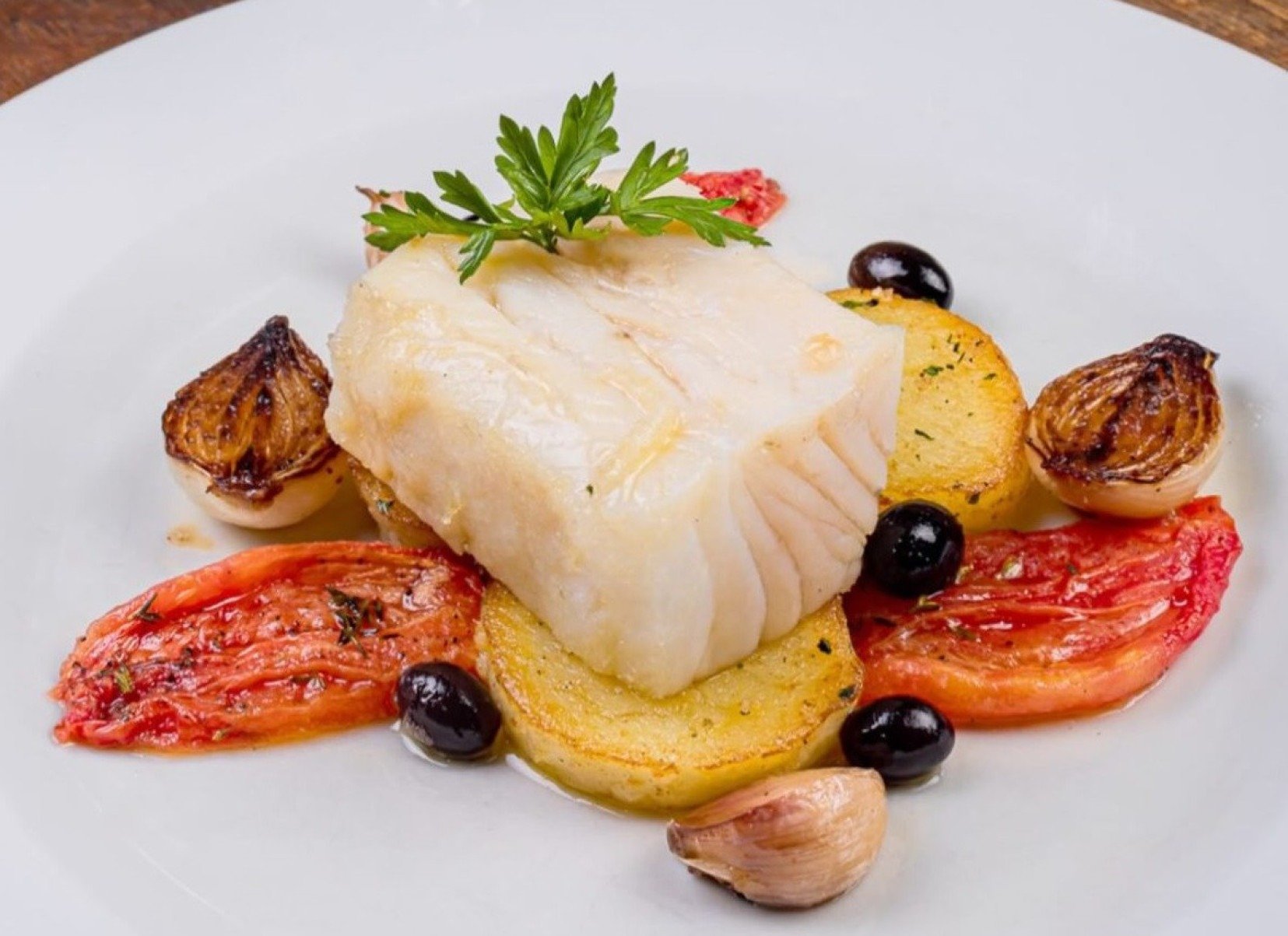 Para quem não abre mão dos clássicos, o Taste-Vin oferece essa opção de lombo de bacalhau com batata, tomate, cebola, alho e azeitona -  (crédito: Restaurante Taste-Vin/ Reprodução Instagram)