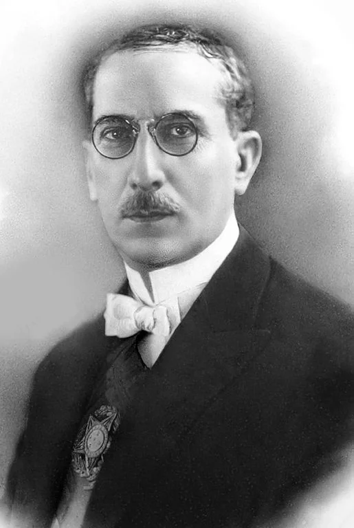 Brasil: 12 de outubro - Em 1924, o então presidente Arthur Bernardes sancionou decreto instituindo a data. Um ano antes, nesse mesmo dia, o Rio de Janeiro havia sediado o Congresso Sul-Americano da Criança, inspiração para a data. No entanto, até os anos 50 ela ou batida, sem feriado ou mobilização do comércio. 