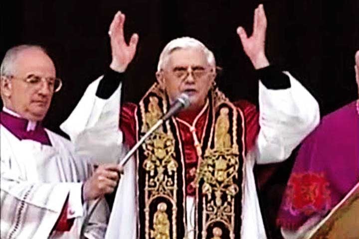 Primeiro papa a renunciar ao posto em quase 600 anos, Bento XVI alegou motivos de saúde física e mental para deixar o papado. Já na condição de papa emérito, morreu aos 95 anos, em 31 de dezembro de 2022. 
-Reprodução do Youtube