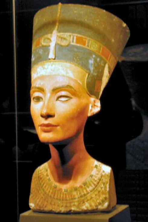 Sua representaÃ§Ã£o suave e idealizada da rainha, com um olhar altivo e inacessÃ­vel, reflete o poder e a beleza que Nefertiti ostentava em vida. Contudo, o busto tambÃ©m guarda mistÃ©rios, como o fato de um de seus olhos estar incompleto.