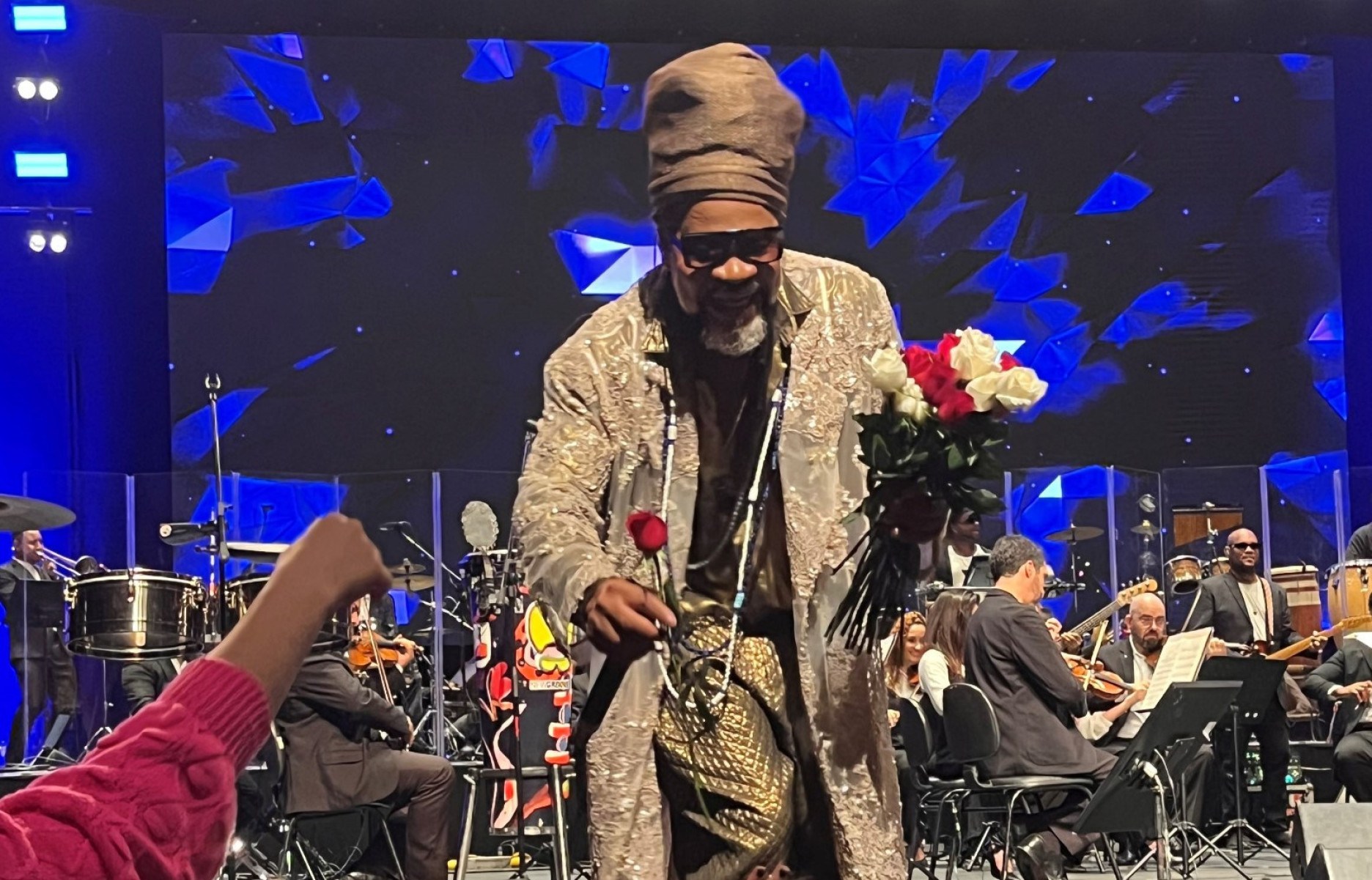 Em seu 'momento Roberto Carlos', o baiano Carlinhos Brown dá rosas para as fãs Carlinhos Brown dá rosas para as fãs durante show em BH