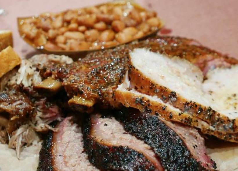 O churrasco americano é preparado lentamente - até 14 horas - e opta-se geralmente por peito e costela de boi, além de carne de porco. - divulgação Trip Advisor