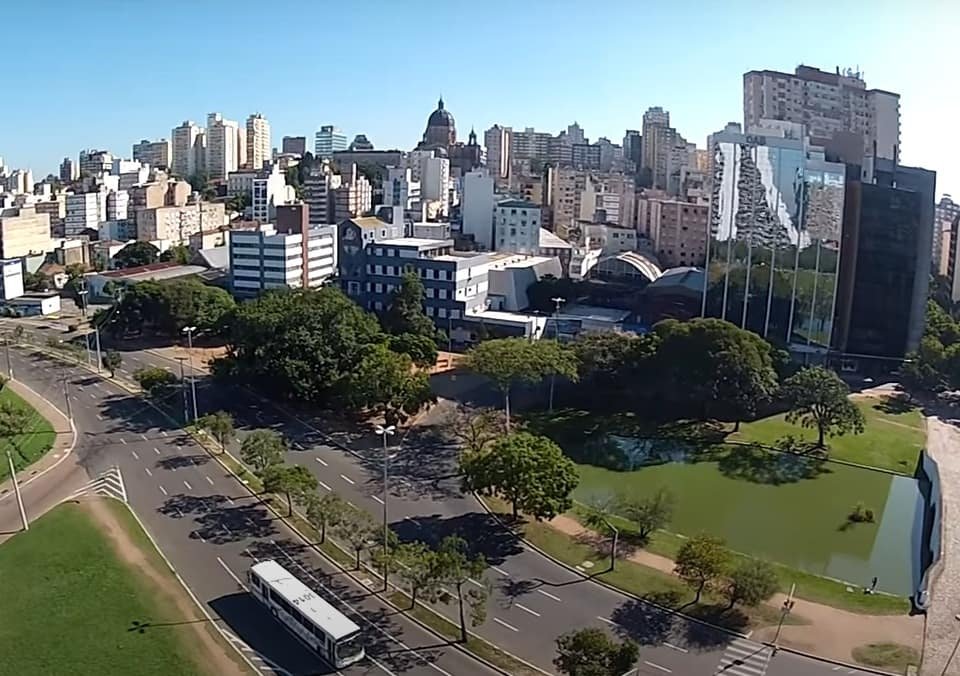 Porto Alegre - A capital gaúcha, assim como Nova Bréscia, tem o churrasco típico do sul do Brasil. Referência nacional. -Youtube/ 
Rafael S Dornelles