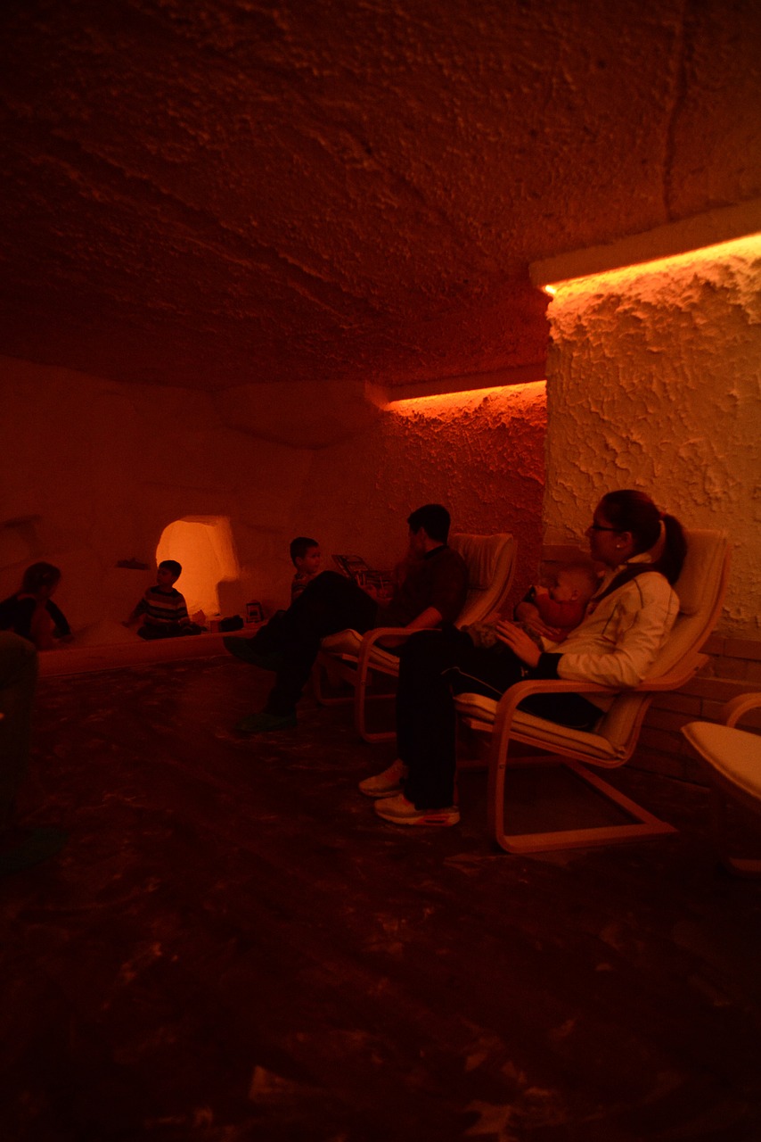 A cromoterapia é realizada através de aparelhos que emitem luz de diferentes cores, sendo que essa luz pode ser emitida diretamente na pele ou a pessoa pode ficar em contato com a luz dentro de uma sala fechada, podendo estar deitada ou sentada. 