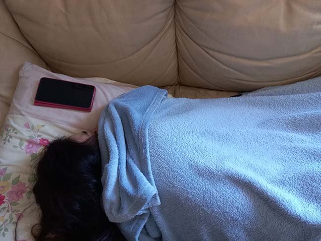 Não durma com o celular. É muito comum a pessoa se deitar com o celular, usá-lo até pegar no sono e permanecer ao longo da noite com o aparelho na cama. Não faça isso. Use o celular enquanto estiver acordado e depois deixe o aparelho em outro local. 