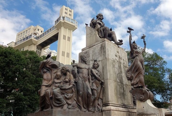 O nome do elevador é uma homenagem a Antônio de Lacerda, um comerciante e empresário baiano que foi o responsável por sua construção.