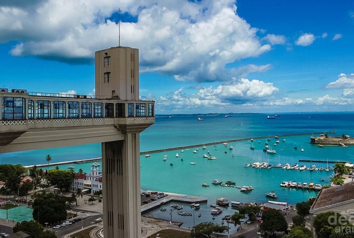 Quem vai ao topo do Elevador Lacerda, tem a chance de apreciar uma vista panorâmica espetacular da Baía de Todos os Santos.