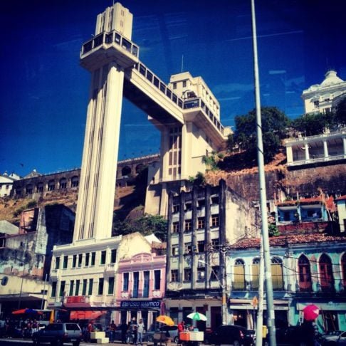 O elevador foi construído pela empresa inglesa ‘Otis Elevator Company’.