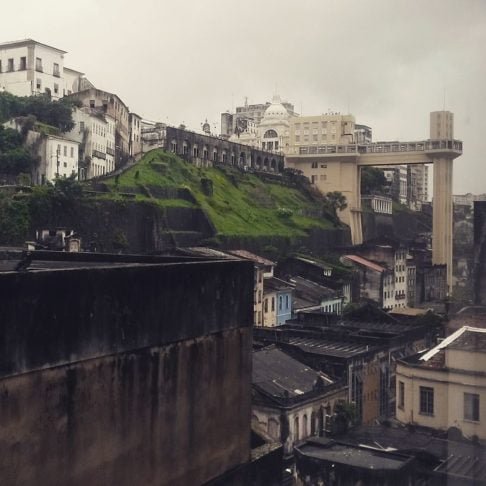 O elevador funciona a partir de duas torres: uma fixa, que fica na Cidade Alta, e uma móvel, que fica na Cidade Baixa.