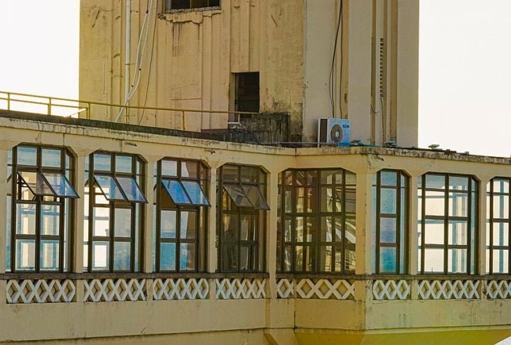 A torre móvel é apoiada por cabos de aço e é movida por um motor elétrico. O elevador tem duas cabines, cada uma com capacidade para 35 pessoas.