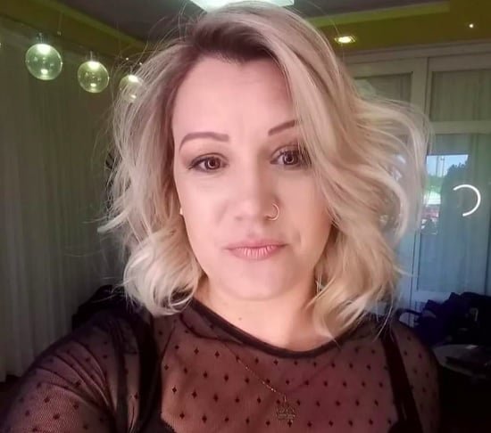 Daiani Ramos de Oliveira Nobre, de 39 anos, morreu eletrocutada enquanto limpava a calçada de casa. Segundo uma testemunha, o corpo dela estava caído em um local com água, com o equipamento ao lado.