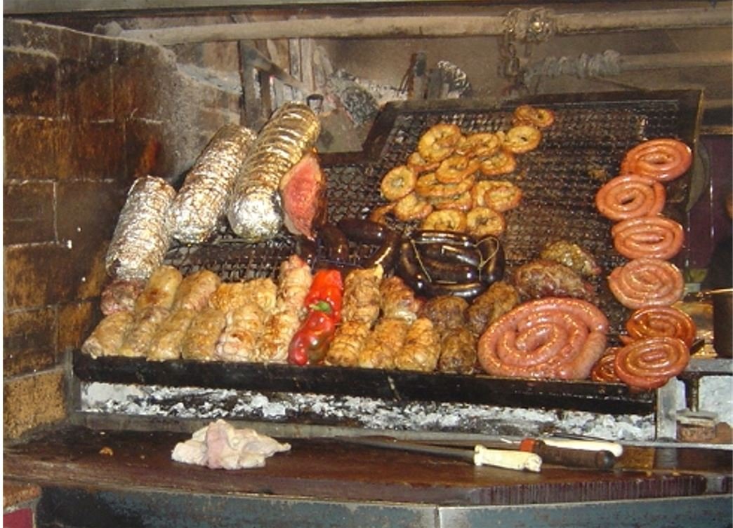 No Uruguai, quem pede uma carne mal passada recebe o alimento quase cru. O melhor é pedir "ao ponto". A parrilla inclui, além da carne de boi, linguiça e frango.-Gonzalo Velasco  wikimedia commons 