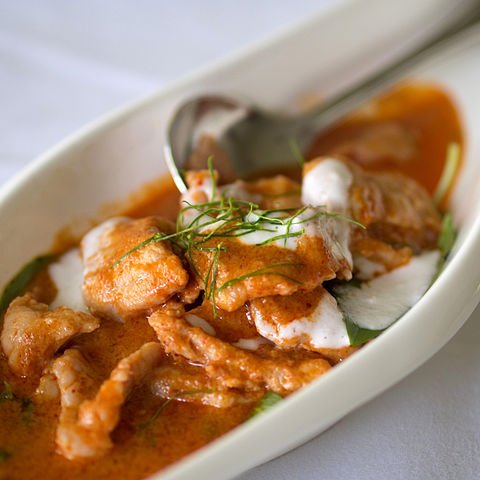 É feito com uma pasta de curry panang, que é feita com ingredientes como alho, gengibre, pimenta vermelha, tamarindo, leite de coco e limão makrut. A pasta de curry é frita em óleo de coco e, em seguida, adicionada à carne ou vegetais de sua escolha.
