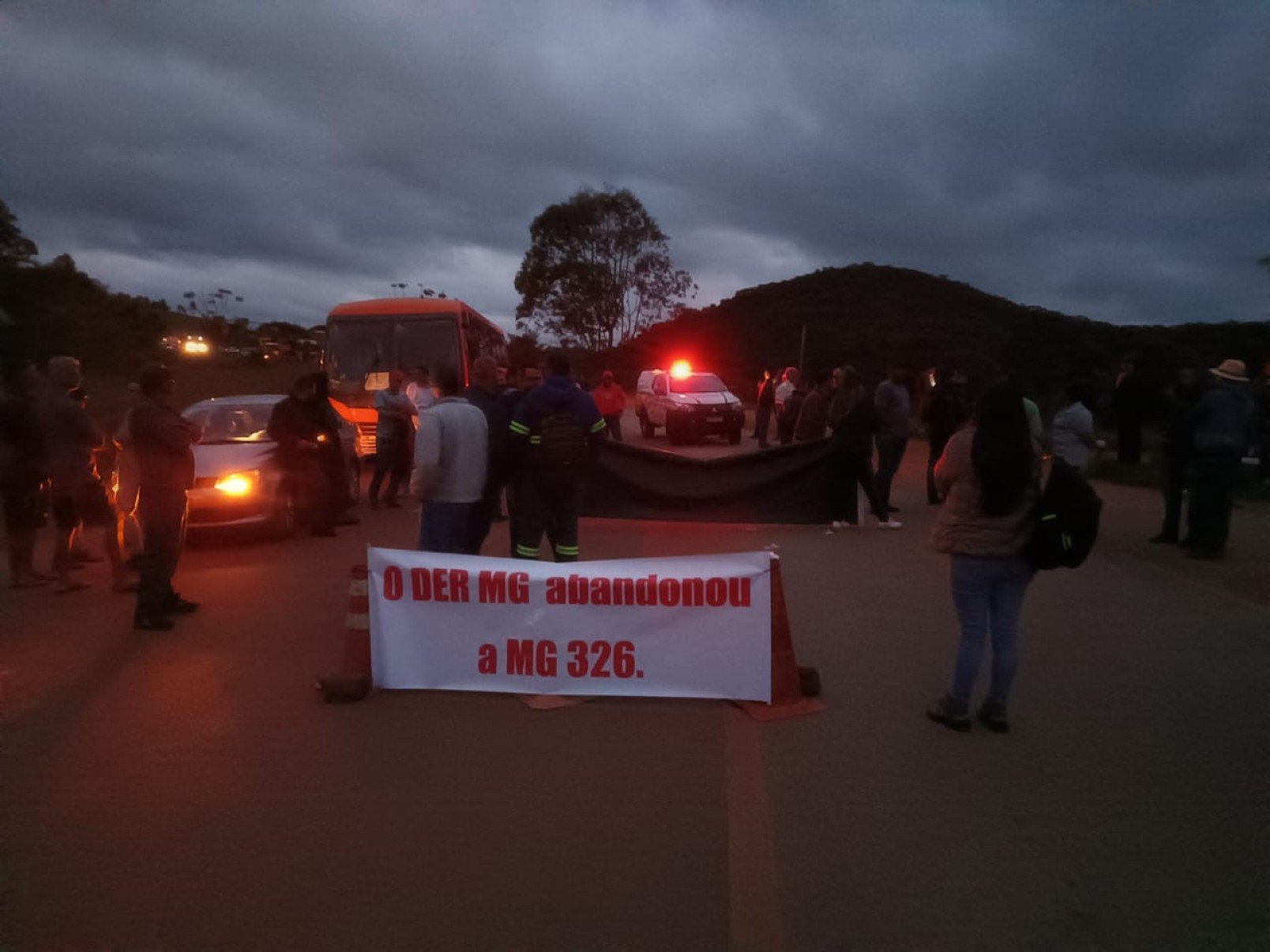 Usuários da via pedem por asfaltamento-Ivan Silvio das Graças