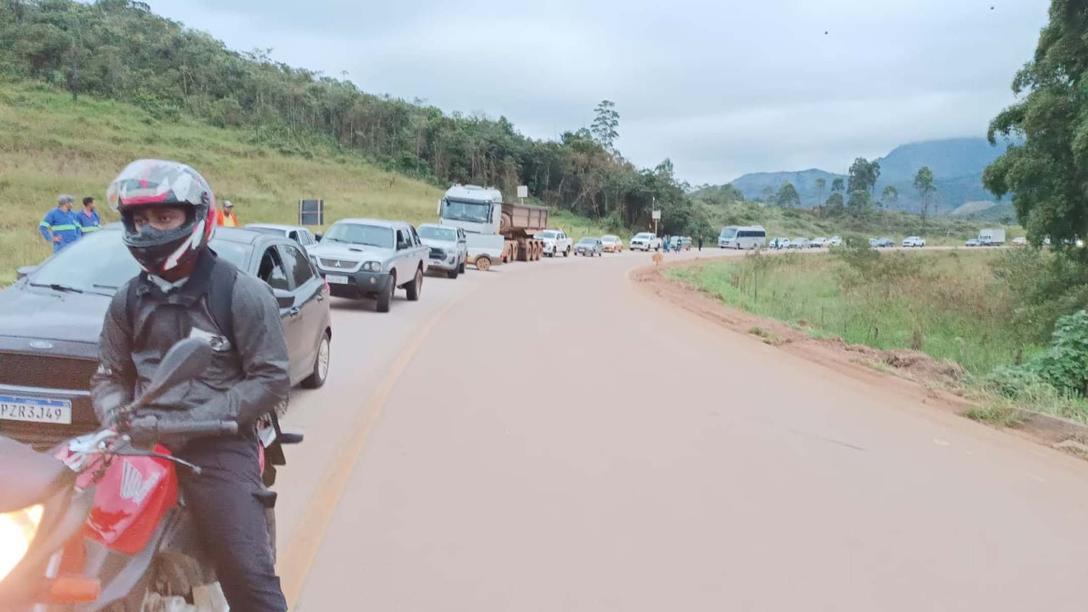 A pista da rodovia está bloqueada desde a madrugada desta segunda-feira (5/5)-Ivan Silvio das Graças