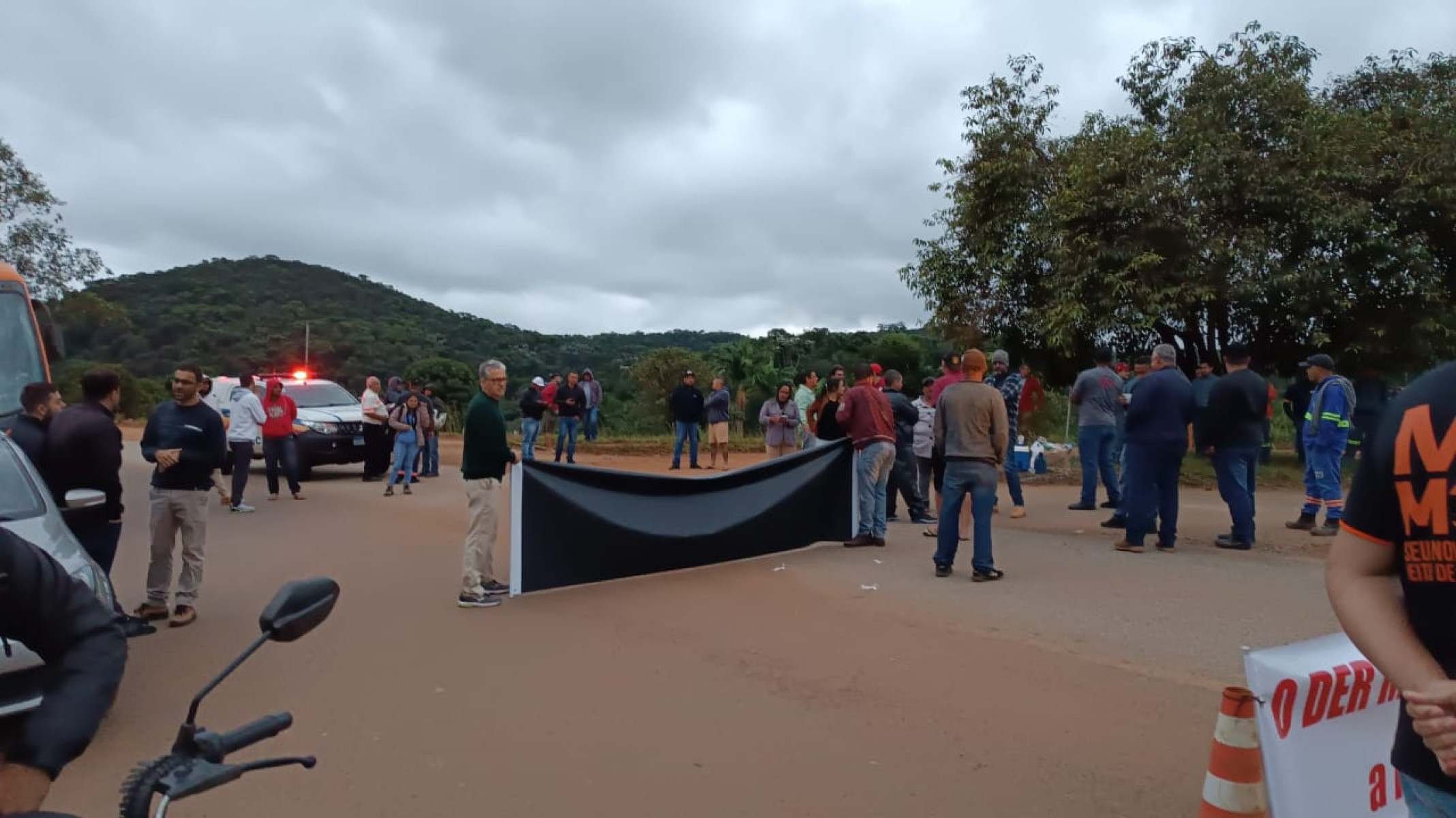 A pista está bloqueada em ambos os sentidos-Ivan Silvio das Graças