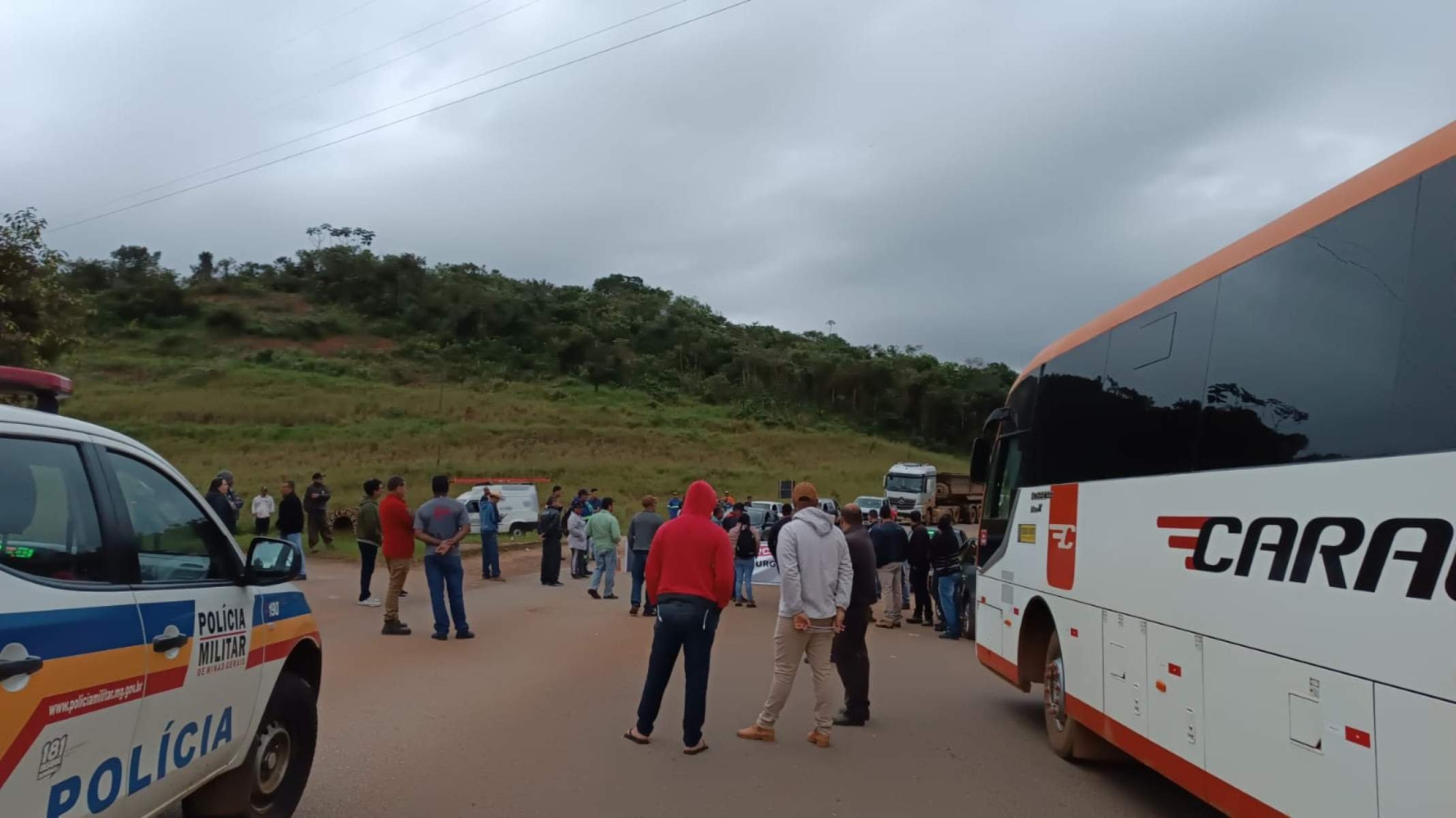 Protesto reúne dezenas de manifestantes na manhã desta segunda-feira (5/5)-Ivan Silvio das Graças