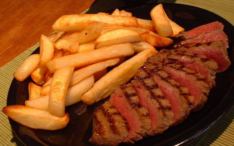 Versátil, a picanha é muito comum nos churrascos brasileiros, mas também pode ser servida com arroz, feijão, fritas e farofa.