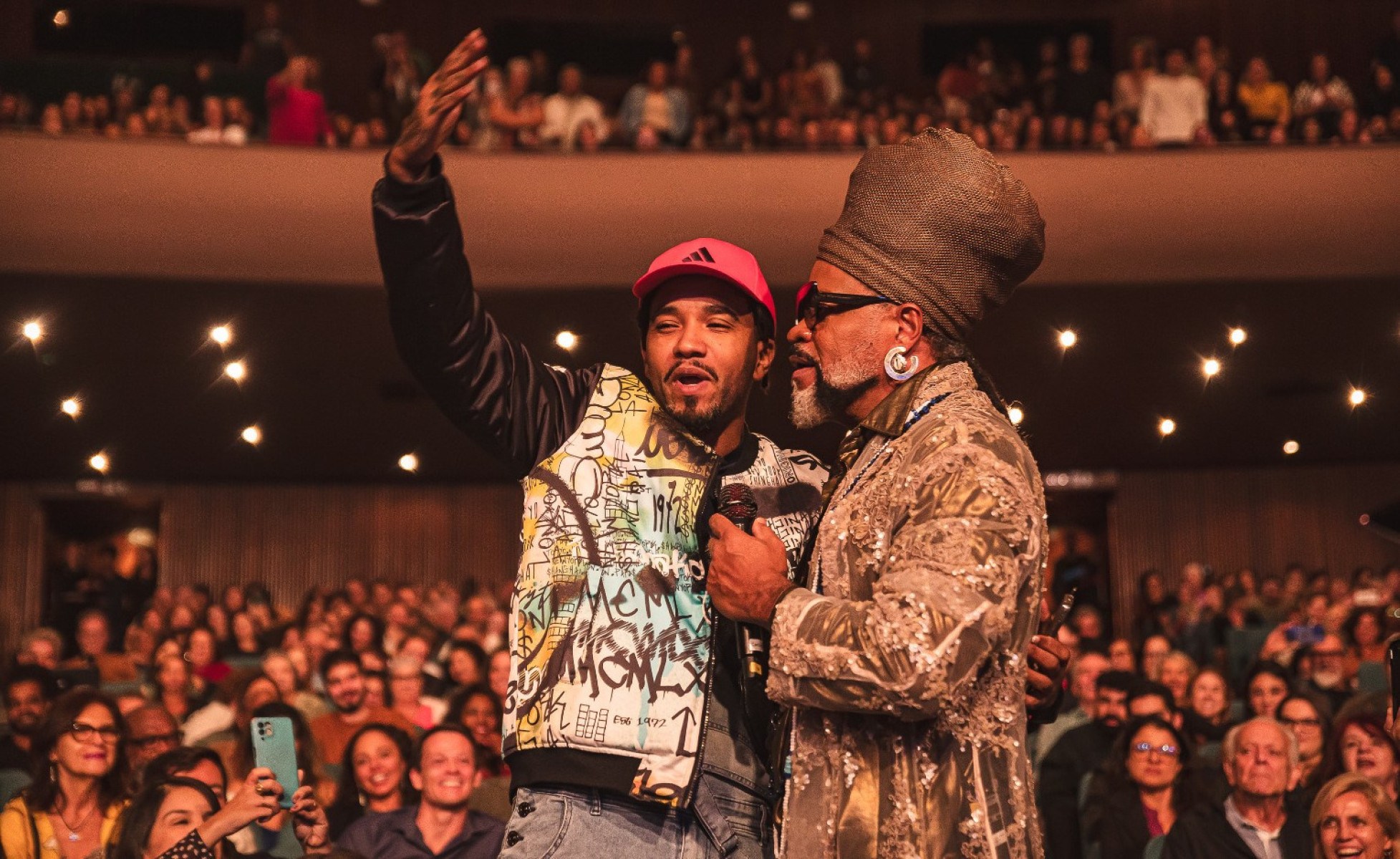 Renegado e Carlinhos Brown: reencontro no Grande Teatro Cemig Palácio das Artes Renegado e Carlinhos Brown no meio da plateia do Grande Teatro Cemig Palácio das Artes
