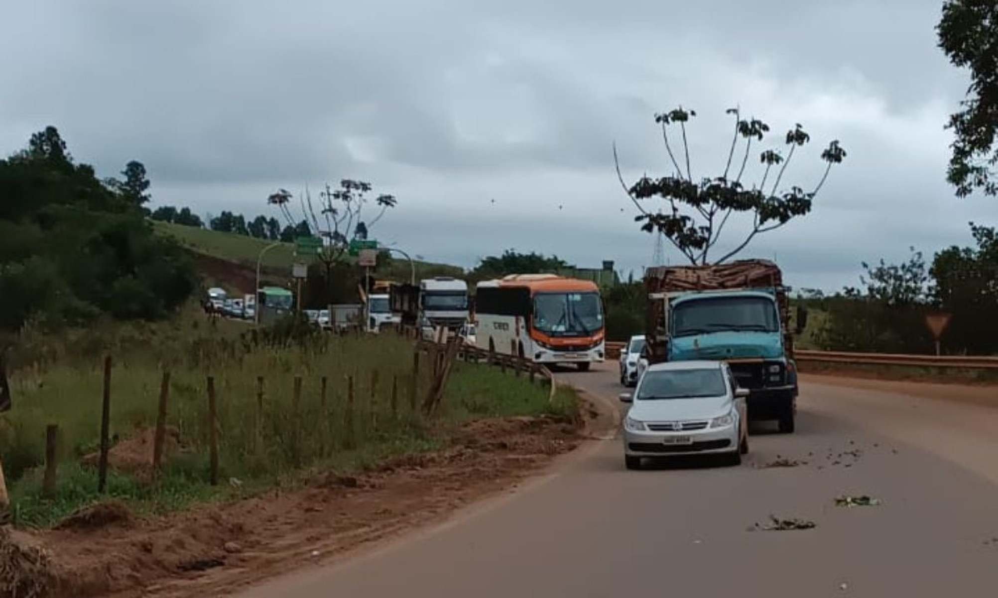 A pista da rodovia está bloqueada desde a madrugada desta segunda-feira (5/5)-Ivan Silvio das Graças