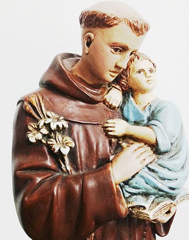 A data escolhida foi 12 de junho porque é o dia que antecede a comemoração de Santo Antônio, considerado o santo casamenteiro.