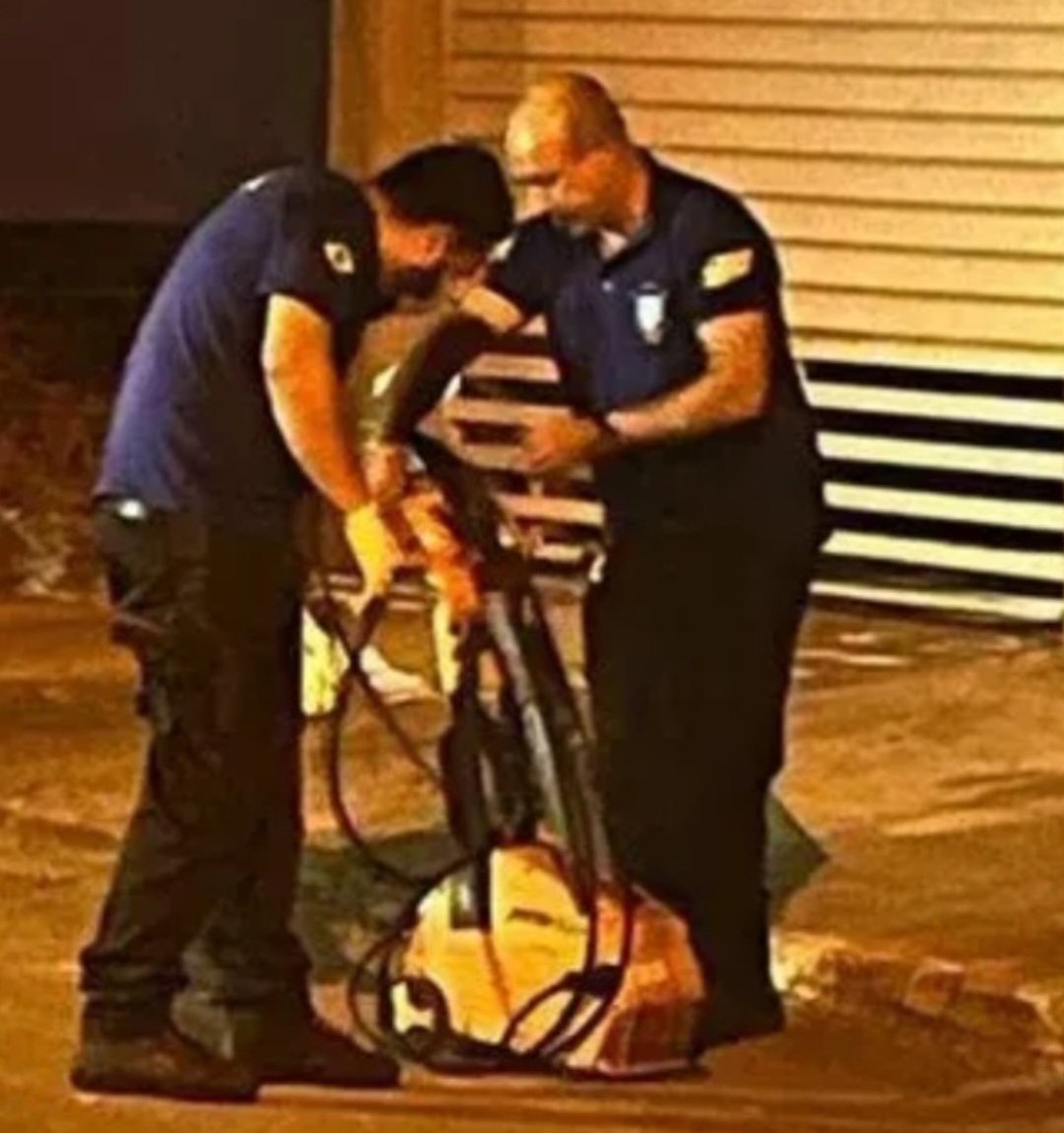 Os peritos informaram que havia sinais de lesões de eletrocussão no corpo e encontraram uma extensão com fita isolante que pode ter tido contato com a água.  