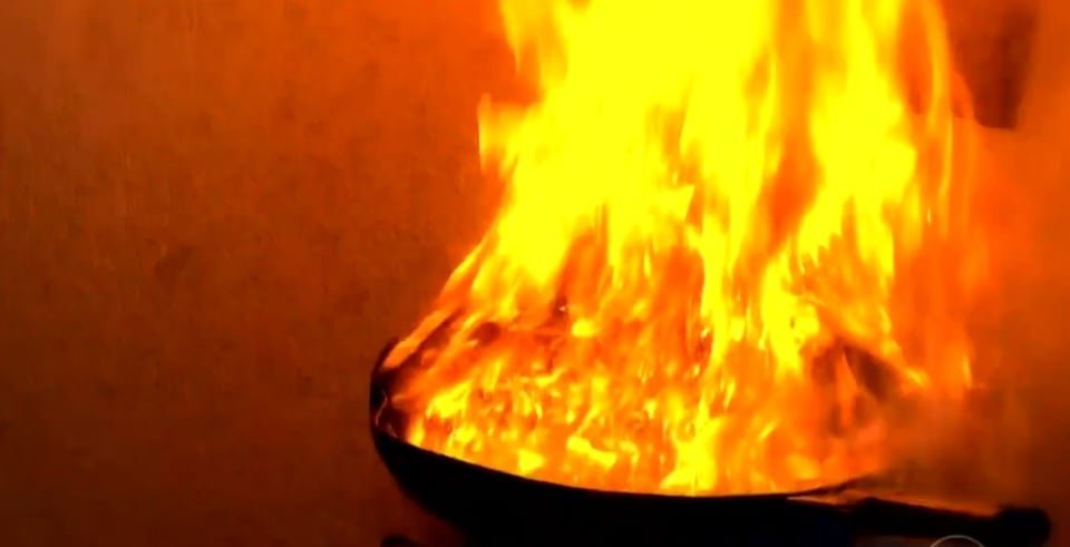 Ao jogar o ovo (com água) na frigideira que estava com óleo quente, as chamas subiram, causando graves queimaduras. 