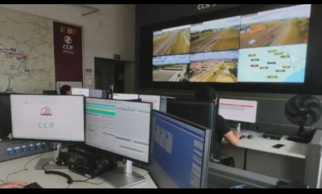 A concessionária mantém uma sala de controle com monitores que mostram trechos de rodovias pata monitoramento. Assim, consegue perceber animais na pista. 