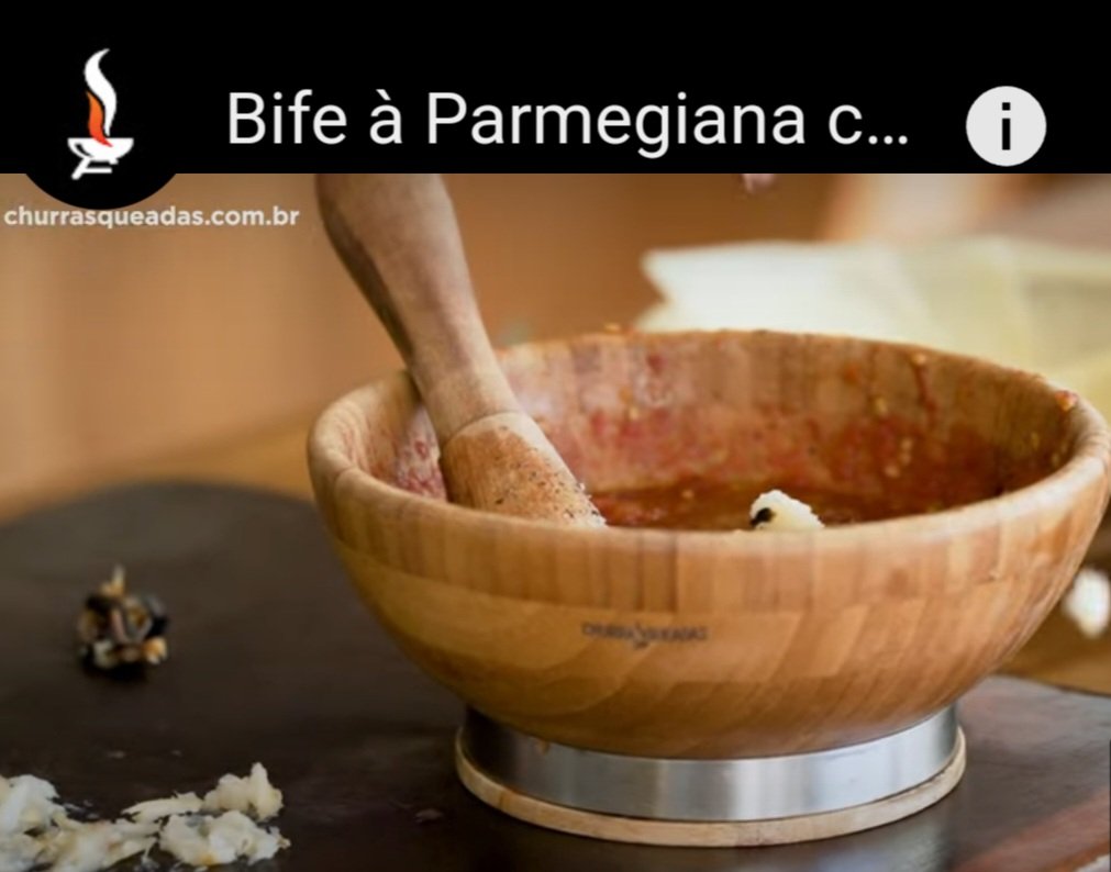 Coloque os vegetais que quiser para o molho numa tigela e amasse. No vídeo, o churrasqueiro usa tomate, alho e cebola. Bote na brasa para dar gosto de defumado. Tempere com um fio de mel para quebrar a acidez, além de azeite, sal e pimenta-do-reino. -Reprodução YouTube Canal Churrasqueadas,