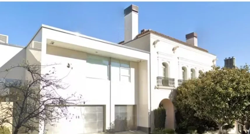 Dona de uma fortuna estimada em 15 bilhões de dólares, Laurene pagou tranquilamente pela casa,  que já foi considerada a “mais bonita da América” pela Architectural Digest.