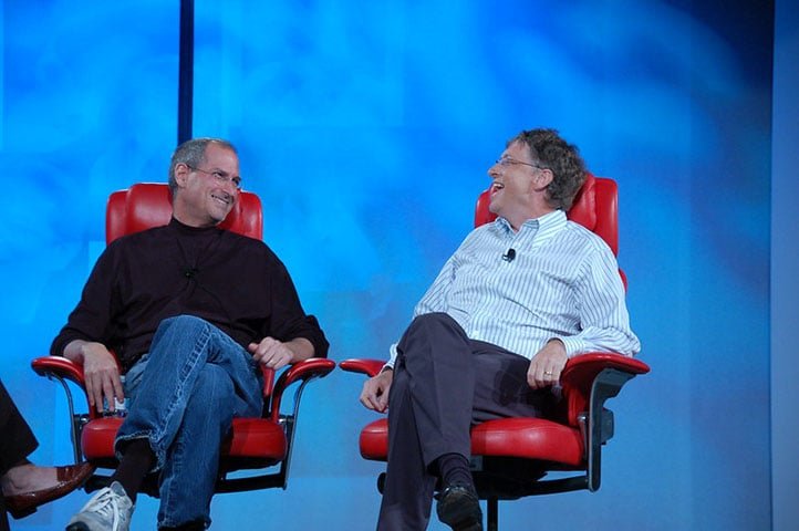 Steve Jobs e Bill Gates, apesar de uma rivalidade sempre comentada, também tiveram momentos de aproximação, em que a Apple e a Microsoft fecharam acordos milionários para a criação de equipamentos.