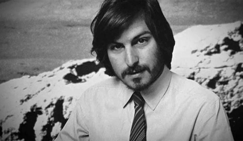 Steven Paul Jobs era adotado. Os pais biológicos foram Joanne Schieble Jandali Simpson, de família alemã católica, e Abdulfattah, de família síria, dona de poços de petróleo, empresas e fazendas.